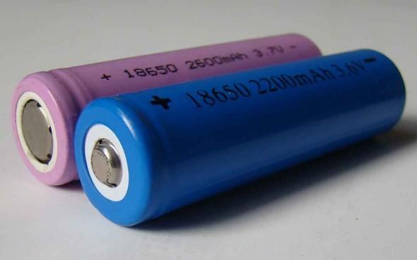 Civa, kurun, lityum, mangan, nikel, kobalt, kadmiyum gibi kimyasal maddeler pilin iinde bulunan maddelerden sadece bazlardr. pe atld taktirde bu maddeler topran yapsn kullanlamayacak kadar bozar. Suya karan metaller ise suyun ekosisteminde byk bir karklk meydana getirir.