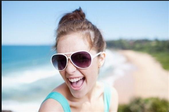 Gne nlarna belirli bir sreden sonra fazla maruz kaldmzda gnelenirken vcudumuz nlarn etkisiyle oluan ar snmay nlemek iin enerji harcamaya balar. Bunun bir yolu terlemektir. Yeterince su imediysek bu durum yorgunluk,uyuukluk ve sv kaybna sebep oluyor. Sreyi ne kadar uzatrsak,vcudumuzun harcad enerjide de o kadar artacandan bu etkiler daha fazla hissedilmeye balar.