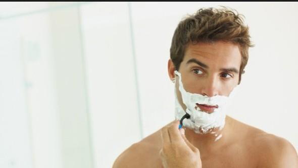 rnein hepimizin yakndan tand bir temizlik ve kozmetik rnleri reticisi,ayn kategorideki kadn rnlerini erkek rnlerine oranla %27 orannda daha yksek fiyatla satyor olmasnn nedeni,kadnlarnkinde ''cilt duyarll teknolojisi'' kullandklarn syleyerek yantlamt. Ancak rnn arkasndaki ierik etiketinde bu teknolojiye ait en ufak bir bilgi yer almad grld. Tra baklarnda da benzer aklamalar var ve yine tabii kadnlara zel tasarm daha maliyetli olduu syleniyor.