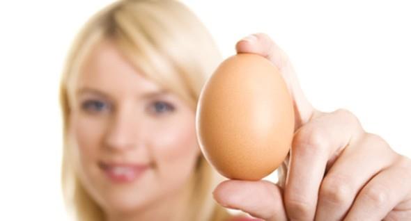 Yumurtay suda kaynatarak piirme yntemi srasnda,yumurtadaki proteinlerde bulunan aminoasit zincirleri deiime urayarak ya geici olarak birbirinden kopuyor ya da yaplarn deiime uratyorlar. Bir taraftan bu yaanrken,e zamanl olarak yine kmeleip bir araya toplanma eiliminde olurlar. Isnma devam ettike bu ynlar iinde yeni balar kurulur ve sonuta smsk bir protein a oluur.