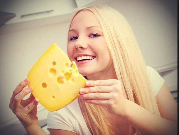 ngiltere'de yaplan bir aratrmada bu soruya cevap arand. 200 gnllye bir hafta boyunca her gece 20 gr peynir yediren aratrmaclar peynirin uykuyu karmad gibi kabus grmeye de sebep olmadn ortaya koydu. Yani bu mit bilimsel olarak test edildi ve yanl olduu kantland.