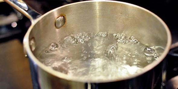 Bazlarmzn kulana alnmtr;ay yaparken,kaynam ve ardndan soumu olan suyu tekrar kaynatmann zararl olduu sylenir. Hatta bunu ok sk yapmann kansere yol atn bile iddia edenler var.