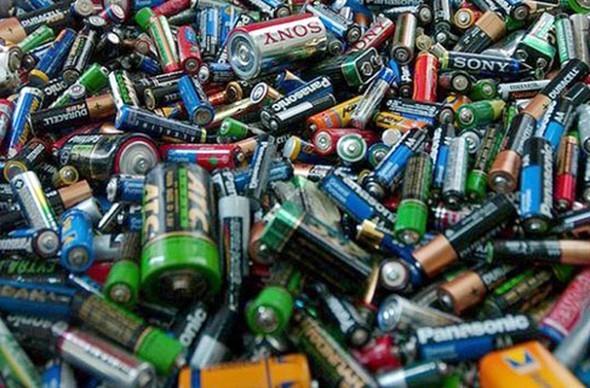 Ayrca bu kimyasallar topraktan beslenen hayvanlara ya da direkt olarak sudan insanlara geer ve ok eitli hastalklara sebep olur. Kanser, bbrek ve karacier hastalklar, merkezi sinir sistemi bozukluklar, nrobiyolojik bozukluklar bunlardan bazlardr. Kk bir kalem pil, 4 metrekare topra kirletip bu topra retim yaplamaz hale getirebilecek kadar kimyasal ierir.