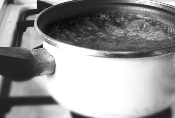 Ama aynz iin gereken suyu dere gibi ieriini bilmediiniz bir kaynaktan aldysanz iinde her ey olabilir.O zaman mevcut suyun iindeki zararl maddelerin younluunu artrm olursunuz. Sonuta bu suda arsenik varsa,evet arsenik younluu da artar.Ama kaynatarak arsenik oluturma ihtimaliniz de yok.