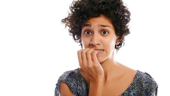 Sebebinin mkemmelliyetilik olduunu dnenler, trnaklarmz yiyerek hepsini istediimiz ekle sokma abas hissettiimizi sylyor. Stresle ba edemediimiz iin trnak yediimizi syleyenlerse bunu sosyal becerilerin yeterince gelimemi oluuna ya da kiinin sosyal evrede kabul grmyor olmasna balyor.