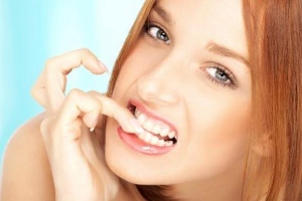 Onikofaji,yani trnak yemek iin duyulan drt konusunda birok farkl teori var. Freudyen yaklama gre zetlersek; trnak yeme alkanl,psikolojik geliimin oral evresinde takl kalm olmakla alakal. Bu dnem, psikoseksel geliim evrelerinin balangc.Yani yaamn en gl haz kaynann az olduu ilk yllar kapsyor.