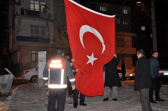 ehit ailesinin evine, itfaiye ekipleri Trk bayra ast. Haberi duyan ehit yaknlar ve komular da eve gelerek ehidin annesi Songl ve babas Muzaffer Pnar&#8217; teselli etmeye alt. Muzaffer ve Songl Pnar iftinin 2 ocuundan biri olan ehit Topu Astsubay Kdemli avu nder Pnar&#8217;n bekar olduu ve 5 yldr grev yapt renildi.