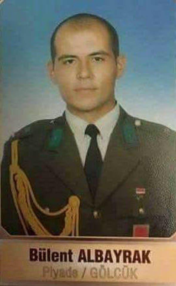 Piyade Binba Blent Albayrak    Frat Kalkan Harekat kapsamnda, El Bab ve evresindeki atmalarda ehit olan Piyade Binba Blent Albayrak'n Kocaeli'nin Glck ilesinde yaayan babasna ac haber iletildi. Glck Kaymakam Mustafa Altnta, Belediye Bakan Mehmet Ellibe ve le Mfts Mehmet Yazc ile askeri yetkililer, ehadet haberini vermek iin irinky Mahallesi'nde ehidin babas Hasan Albayrak'n yaad eve geldi.