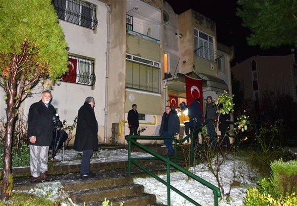 Ac haberi alnca fenalaan baba Albayrak'a salk ekipleri mdahale etti. Trk bayra aslan eve gelen ehit babasnn komular, taziyelerini iletti.