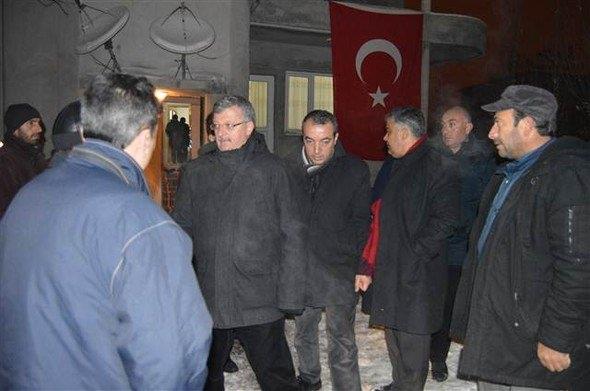 Ac haberi alan ailenin yaknlar hemen ehidin evine kotu. ehit askerin babas zkan Boz, dier olu mer Boz&#8217;a sarlarak &#8216;Kardein gitti olum, Burak gitti, yavrum, kuzum&#8217; diyerek gzyalarna engel olamad. Evin nnde salk ekipleri de hazr bekletilirken, haberi veren yetkililer de aileye basal dileklerini iletti.