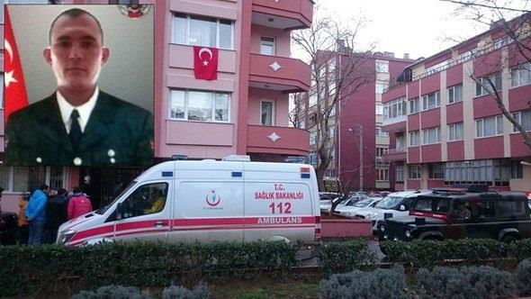ehidin evine Trk bayraklar aslrken, ac haberi alan ehidin annesi Hanife Acar gzyalarna bouldu. Bekar olan ehit Uzman avu Acar'n babas Muzaffer Acar'n da zel harekat polisi olduu ve 2012 ylnda zmir'de vefat ettii renildi. te yandan salk ekipleri ehidin evinin nnde hazr bekledi.