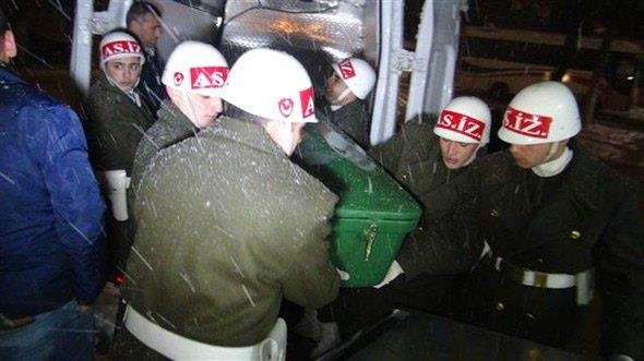 ehidin ei Zeliha Kkkaya, tek ocuklar 3 yandaki Elif&#8217;i barna basarak, Suriye topraklarnda ehit den piyade uzman avu kocasnn cenazesinin, Kahramanmara&#8217;n Gksun lesi yerine Kayseri&#8217;de defnedilmesini istedi. ehit evine dev Trk bayra asld. ehidin 7 ay nce de babasn kaybettii ifade edildi.