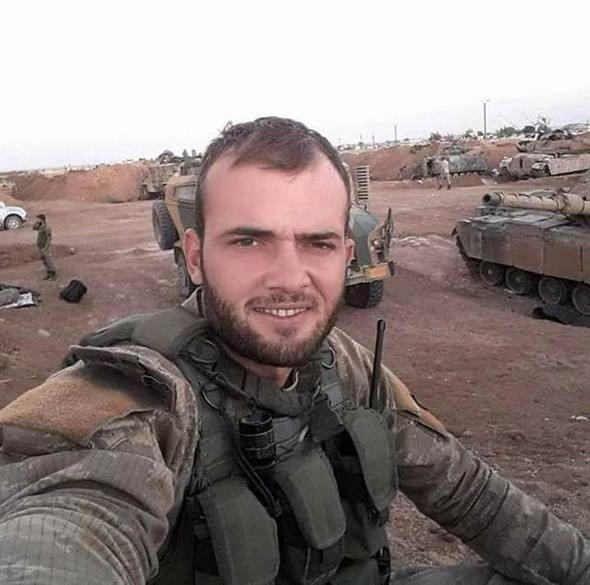 Uzman avu Hasan Kavuz  <br>  Frat Kalkan harekatnda DEA&#8217;n kontrolndeki El Bab&#8217;da kan atmalarda ehit den 14 askerden biri olan Uzman avu Hasan Kavuz&#8217;un ailesine ac haber ulat.