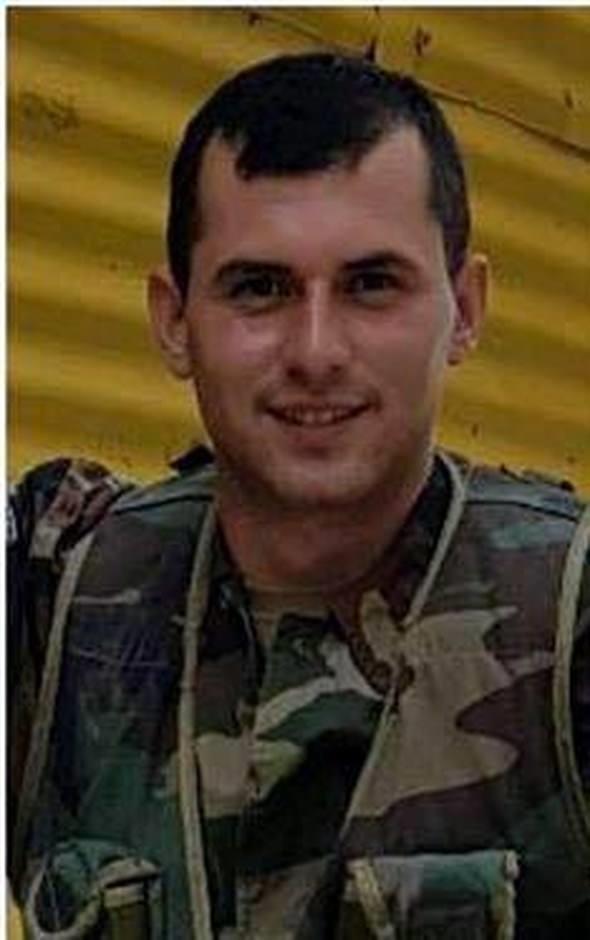 Uzman avu Ali Sezai Yaln  <br>  Suriye'nin El Bab blgesinde devam eden Frat Kalkan operasyonunda DEA&#8217;n intihar saldrs sonucu ehit olan askerlerden Uzman avu Ali Sezai Yaln&#8217;n (24) Tokat&#8217;n Erbaa ilesi Gndodu Mahallesi Atatrk Caddesi'nde ikamet eden annesine ac haber ulat. 2 ocuk annesi Asuman erbeti&#8217;ye ac haber askeri grevliler tarafndan verildi. ehidin evinin nne belediye tarafndan Trk bayra asld.