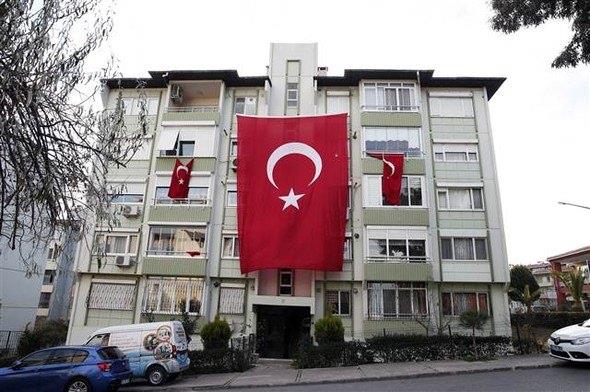 Astsubay Kdemli stavu Furkan Yava    Frat Kalkan Harekat'nda ehit den Astsubay Kdemli stavu Furkan Yava'n, zmir'deki babaevine ac haber ulat. Merkeze bal Gaziemir ilesinde oturan 30 yandaki ehidin annesi Zeynep (54) ve emekli zel harekat polisi babas Sleyman Srr Yava'a (58) ehadet haberi, salk ekipleri ve askeri yetkililer tarafndan verildi.