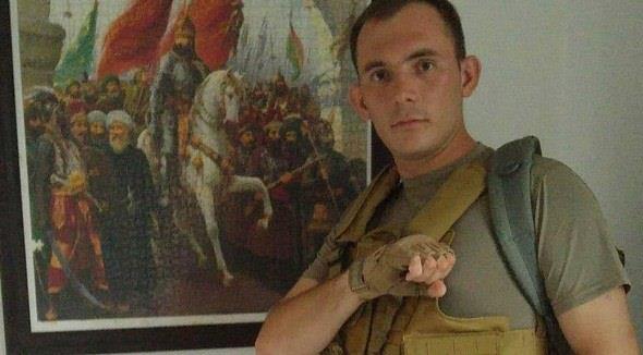 Uzman avu Akn Acar<br>    rat Kalkan Operasyonlar kapsamnda Suriye El-Bab'da ehit olan Uzman avu Akn Acar'n Tekirda orlu&#8217;daki evine ate dt. Askerliini yeni bitirdii ve askerlie uzman avu olarak devam ettii renilen aslen Samsun nfusuna kaytl 23 yandaki ehit Acar'n ailesine ilk haberi, orlu Kaymakam Levent Kl ve orlu Merkez Komutanl grevlileri verdi.