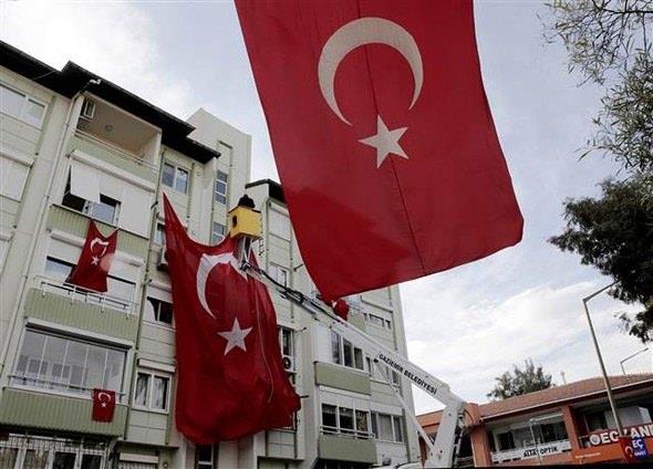 Haberin ardndan ehidin babaevi ve sokaa Trk bayraklar asld, yaknlar ve komular aileye taziye ziyaretinde bulundu. ehidin kardei Nisa Garipolu (26), aabeyinin zel Kuvvetler Komutanlnda grev yaptn ve bekar olduunu belirterek, son olarak Ramazan Bayram izninde bir araya geldiklerini, sk sk telefonla grtklerini syledi.