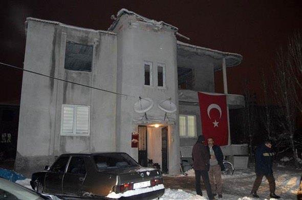 ehit Uzman avu&#8217;un Ereli ilesindeki ailesine ac haber gece saatlerinde verildi. lenin Cinler Mahallesi'nde oturan aileye haberin verilmesinin ardndan eve Trk Bayra asld. 27 yandaki Uzman avu Boz'un 7 yldr grev yapt ve operasyona kendi istei ile katld renildi.