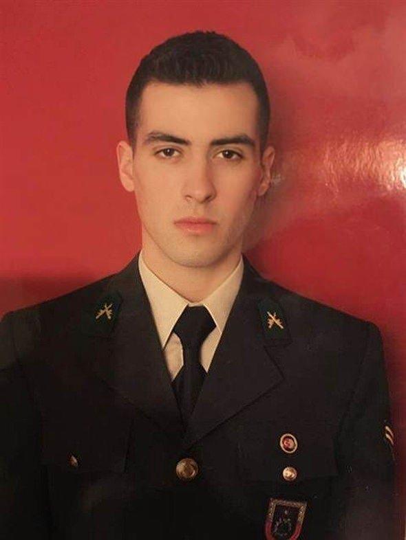 Komando Astsubay Gktan zpek  <br>  Frat Kalkan Harekat kapsamnda, El Bab ve evresinde bombal aralarla yaplan intihar saldrsnda ehit olan 23 yandaki Komando Astsubay Gktan zpek'in Krklareli'nde yaayan ailesine ac haber iletildi.