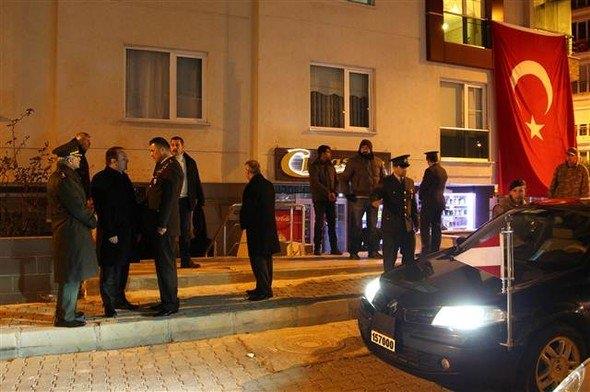 Trk bayra aslan eve gelen ehidin yaknlar ve komular, taziyelerini iletti. Komando Astsubay Gktan zpek'in geen ay banda evlendii Ankara'da hemire olarak grev yapan ei Merve zpek'e de bilgi verildii renildi. ehidin babasnn ise yaklak 13 yl nce geirdii trafik kazasnda hayatn kaybettii belirtildi.