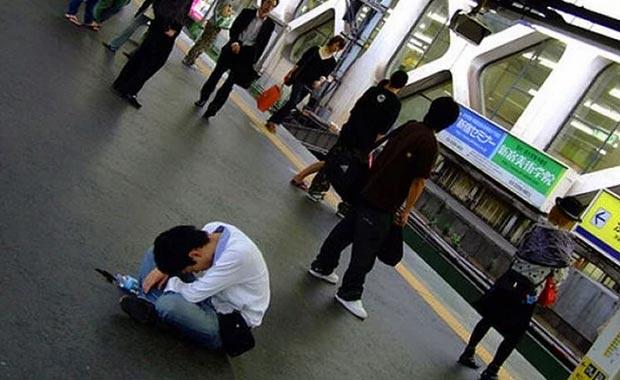 Aslnda buna tam bir uyku da diyemeyiz. Japonlar kendilerine zg bu uyu(ma)ma sanatna "inemuri" adn veriyor.