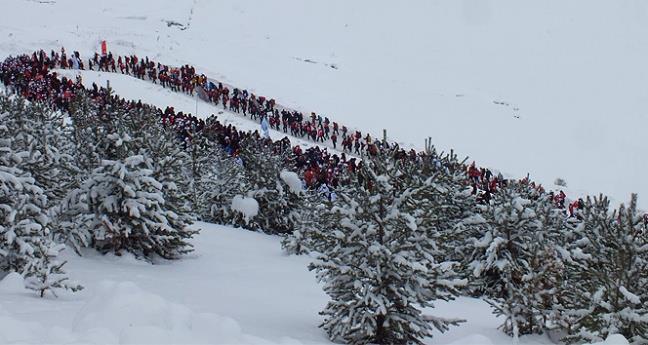 Bu yl yry mesafesinin 4,5 kilometreye drldn dile getiren Karaman, "Her sene Kzlubuk yolunun tamam, yani 8,5 kilometre yrnyordu. Bu sene vatandalar valiliimizce yeni yaplan yol ile Kzlubuk yolu zirvesine tanacak, zirveden aa yaklak 4,5 kilometrelik mesafede ehitlerimiz iin yryeceiz. Yryn ardndan Yukar Sarkam ehitlii Ant'na elenk sunulduktan sonra, protokol yelerinin konumalaryla program tamamlanacak. Ayrca davetlilere ikramda bulunulacak" ifadelerini kulland.
