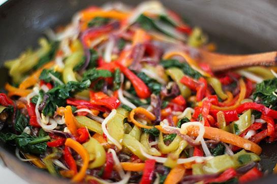 <p><b>Sal</b>   </p>  <p>    <b>Sabah</b>   </p>  <p>  1 fincan ekersiz Trk kahvesi veya nescafe (nescafe 2&#8217;si 1 arada gibi deil, original nescafe olmaldr. Trk kahvesi terci edilirse ok daha iyi olur.)  2 dilim tam buday ekmei ile yaplm peynirli sandvi.  </p>  <p>    <b>le</b>   </p>  <p>  3 tane zgara kfte ve bol yeillikli salata  </p>  <p>    <b>Akam</b>   </p>  <p>  Snrsz sebze yemei ve yasz ayran</p>