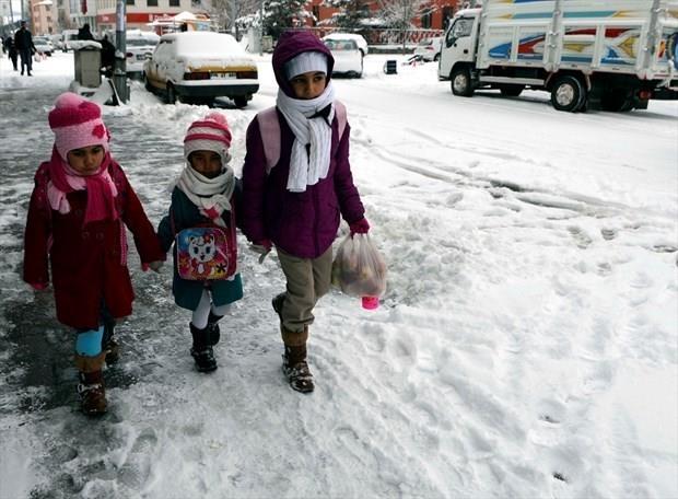 Hatay'n Altnz, Yaylada, Arsuz, Belen, skenderun ve Payas ilelerinde olumsuz hava artlar nedeniyle eitime yarn ara verildi.  <p>  Kar ya ve frtnann etkili olduu ilelerde okullar yarn tatil edildi.  <p>  Hava artlar nedeniyle Krkhan ilesinde de Delibekirli lkokul ve Ortaokulu ile bu okullara Ylanl, Karakaya ve Dere mahallelerinden tamal olarak gelen rencilere, Kurtlusouksu Ortaokuluna Banu Kaldrma mevkisinden tamal olarak gelenlere, Karata lkokuluna Kurtlusarmaz ve Fenk mahallerinden tamal olarak gelenlere okullar yarn tatil edildi.