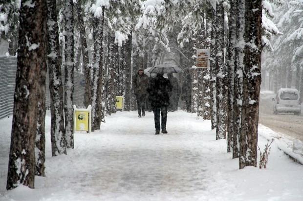 Aksaray'da, kar yann ardndan oluan buzlanma nedeniyle il genelinde eitime yarn ara verildii bildirildi.    Eskiehir&#8217;in Seyitgazi ve Han ilelerinde kar ya nedeniyle eitim retime 1 gn ara verildi.