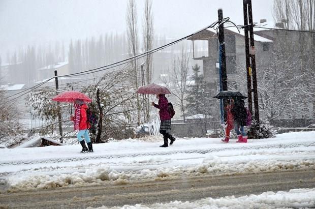 Ankara&#8217;nn Polatl ilesinde, youn kar ya nedeniyle ilk ve orta dereceli okullar tatil edildi.