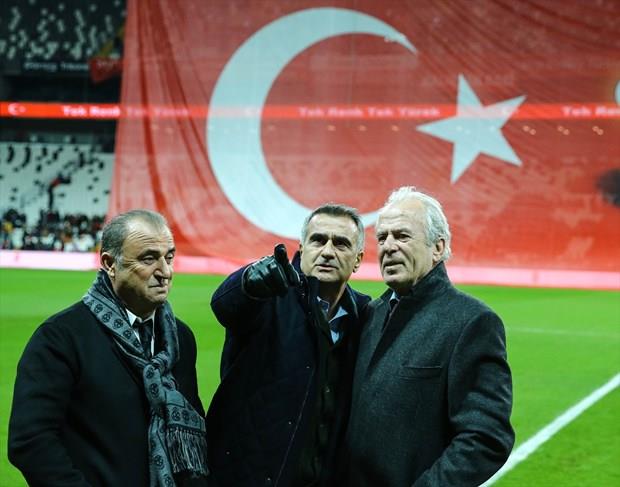 Ma ncesi Trkiye Futbol Direktr Fatih Terim, Beikta Teknik Direktr enol Gne ve Teknik Direktr Mustafa Denizli sahaya karak bir sre sohbet etti.