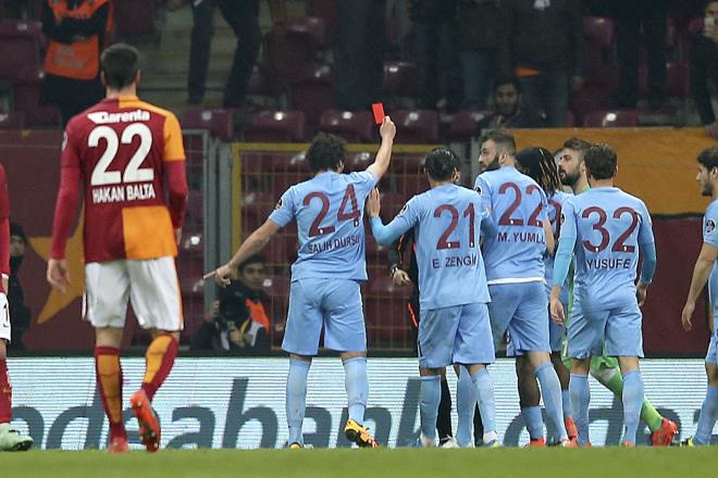 Hakeme krmz kart    <p> Spor Toto Sper Lig\'de Galatasaray ile Trabzonspor takmlar Trk Telekom Arena\'da kar karya geldi. Trabzonsporlu oyuncu Salih Dursun, kararlarna tepki olarak elindeki krmz kart alarak hakem Deniz Ate Bitnel\'e gsterdi. Berk zkan