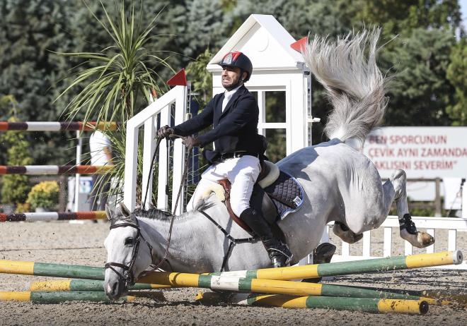 Binicilik yarlar    <p> Trkiye Binicilik Federasyonu (TBF) tarafndan dzenlenen Babakanlk Kupas ve Gda, Tarm ve Hayvanclk Bakanl Kupas Engel Atlama Binicilik Yarmalar Bursa\'da yapld. Ali Atmaca