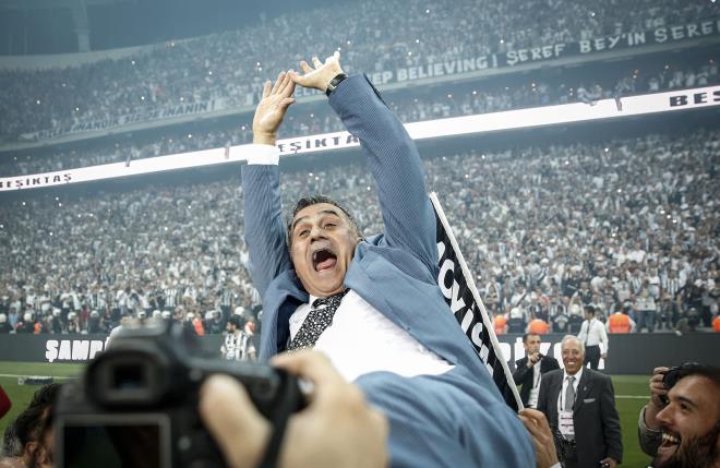 enol Gne    <p> Spor Toto Sper Lig\'in 33. haftasnda Osmanlspor ile Vodafone Arena\'da oynad ma kazanan Beikta, sezonun bitimine bir hafta kala ampiyonluunu ilan etti. Beikta Teknik Direktr enol Gne, futbolcular ve teknik heyet ampiyon olduklar iin sevin yaad. Blent Doruk