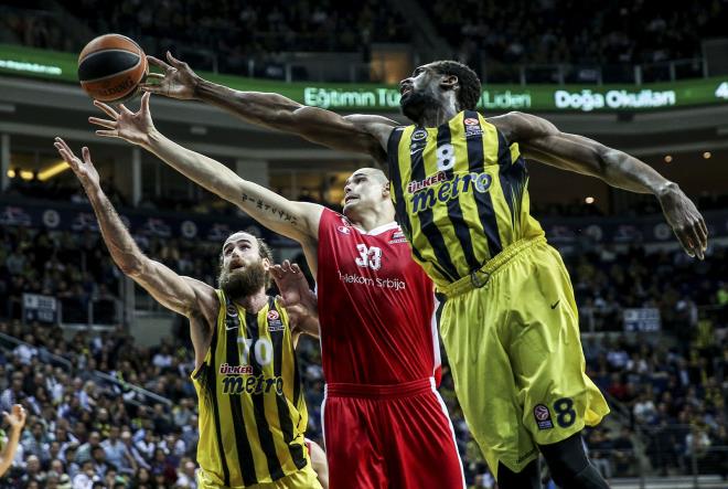 Fenerbahe-Kzlyldz Telekom ma    <p> THY Avrupa Ligi Top 16 turu manda Fenerbahe ile Kzlyldz Telekom, lker Sport Arena\'da karlat. Kzlyldz Telekom oyuncusu Maik Zirbes (33) bir pozisyonda Fenerbahe\'den rakipleri Luigi Datome (70) ve Ekpe Udoh (8) ile mcadele etti.Elif ztrk