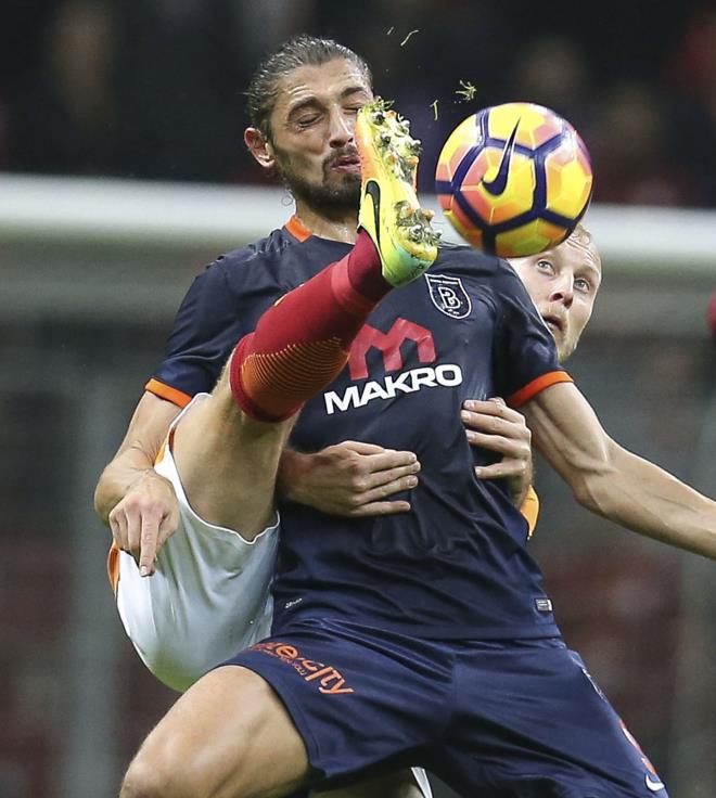 Mehmet Batdal ile Semih Kaya\'nn mcadelesi    <p> Spor Toto Sper Lig\'de 10. haftann al manda Galatasaray ile Medipol Baakehir, Trk Telekom Arena\'da karlat. Bir pozisyonda Galatasarayl oyuncu Semih Kaya (26) ile Medipol Baakehirli futbolcu Mehmet Batdal (9) mcadele etti. Salih Zeki Fazlolu