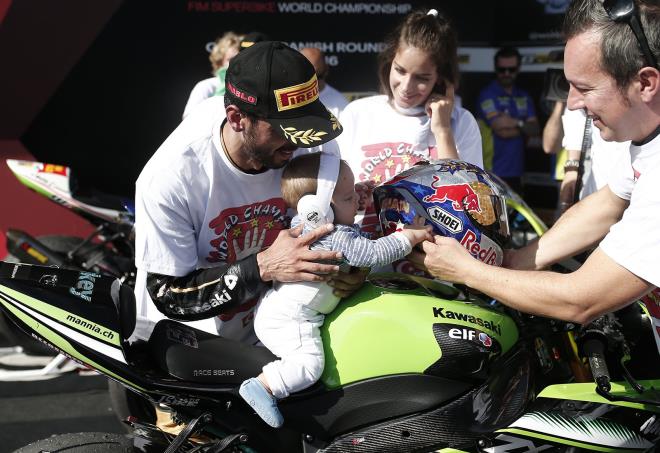 Kenan Sofuolu&#8217;nun zaferi    <p> Dnya Supersport ampiyonas\'nn 11. aya spanya\'nn Jerez kentinde yapld. Yarta, Milli motosikleti Kenan Sofuolu sezonun bitimine bir yar kala ampiyonluunu ilan etti. Yarn ardndan Sofulu, sevincini olu Mahir ve ei Julia Looman ile paylat. Burak