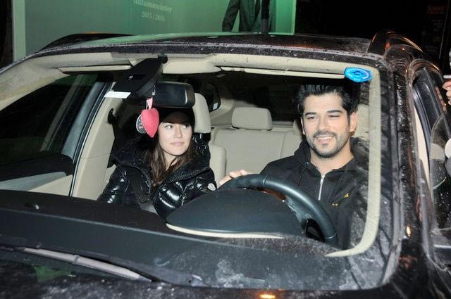 Geceye, Burak zivit&#8217;in iki yldr birlikte olduu Evcen&#8217;e yapt romantik evlilik teklifi damga vurdu.