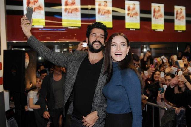 kta mutluluklar yzlerinden okunan ikiliden zivit, Evcen&#8217;e yneltilen &#8220;Sevgilinize ne aldnz?&#8221; sorusuna araya girerek &#8220;ok zel bir hediye&#8221; diye cevap verdi.