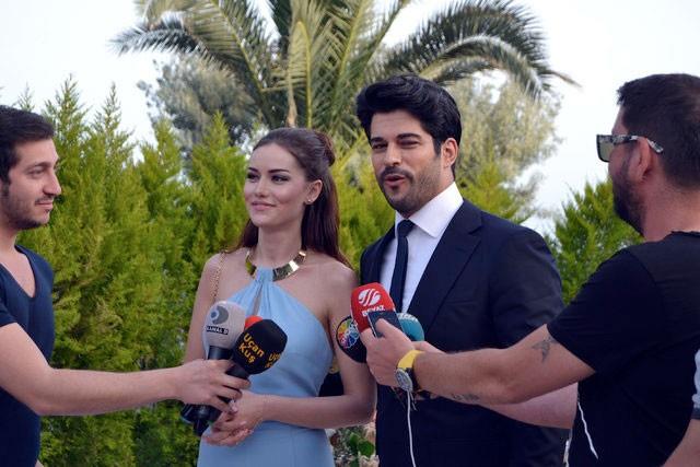 Cebinden kard 90 bin TL&#8217;lik yz gzel oyuncuya uzatp bararak &#8220;Benimle evlenir misin?&#8221; diyen yakkl oyuncunun teklifi karsnda Evcen adeta oke oldu.