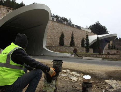 Kastamonu ekonomisine byk bir canllk getirecektir. zellikle organize sanayinin gelimesine, dier yatrmclarn gelmesinde burasnn byk bir etken olacan dnyorum. u anda skenderun'dan, Mersin'den, Hatay'dan, Antalya'dan gelen narenciyeler Samsun Liman'ndan sevk ediliyor. Ama tnelin entegrasyonu ve nebolu Liman'nn bymesi ile yollarn avantaj kullanlarak bunlar Ankara'ya en yakn liman olarak, Ilgaz Tnelini kullanarak ihracatn da fazlasyla artacan dnyorum. Bunun iin bizim iin ok nemli diyorum.
