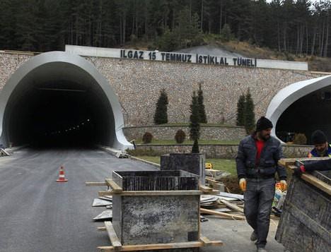 zellikle nakliyeci esnaf iin, Kastamonu iin. Daha nceden Kastamonu iin bir hayaldi gerekten. Projesi yaplp hayata getikten sonra yaplacana inandk. 3 yl gibi ksa bir srede inallah alacak. Tneli az ile tepe noktas yaklak olarak 7 kilometre. Burada bir aracn yakt tketimi 8 litre. Bir aracn en fazla sadece gidite 8 litre gibi yakt tasarrufu olduunu tahmin ediyorum.