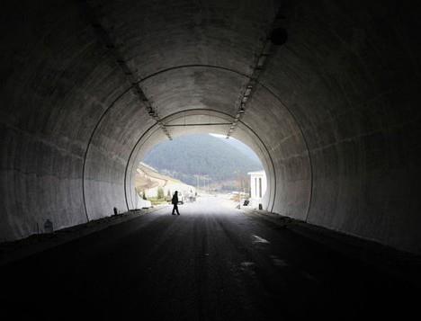 ILGAZ TNEL, KASTAMONU TARHNDE TEK KALEMDE YAPILAN EN BYK YATIRIM<p>    572 milyon TL'ye mal olan ve Pazartesi gn trenle hizmete alacak olan Ilgaz 15 Temmuz stiklal Tneli, tek kalemde Kastamonu'ya yaplan en byk yatrm olarak kayda geti.