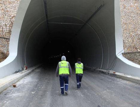 NAKLYECLER, 2 SAATTE ATIKLARI ILGAZ DAINI 8 DAKKADA GEECEK<p>    Tayclar Kooperatifi olarak Ilgaz 15 Temmuz stiklal Tneli'nden gnlk 120 aracn kullanacan ifade eden Sarahmetolu, "Hem gidite hem de dnte 120 aracmz Ilgaz Tnelini kullanacak. Bu da bizim amzdan, yakt tasarrufu asndan, gerekse ypranma asndan byk bir avantaj salayacaktr.