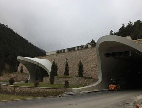 DAI TIRMANMAK DAHA KOLAY<p>    K artlarnda aralarnn Ilgaz Dan trmanmasnn zor olduunu belirten nakliyeci kr Maden ise, "Tnel ile artk daha kolay olacak. Karla kla mcadelemiz azalacak. Aralarmz yolda kalyordu. Kn baya zorluklar ekiyorduk. Yaktta 5-6 litreden fazla tasarrufumuz olacak. Lastik ve balata masrafmz biraz daha azalacak. Eski yoldan Ilgaz Dan trmanmamz 1 saat ekiyordu. imdi burada 10-15 dakikaya decek. Geiimiz biraz daha rahatlayacak" ifadelerini kulland.