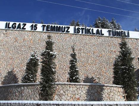 KI AYLARININ KORKULU RYASIYDI<p>    zellikle k aylarnda srclerin korkulu ryas haline gelen Ilgaz Da'nda 2012 ylnda yapmna balanan, giri ve klar grsel estetik kazandrmak amacyla 'kpek bal' az eklinde projelendirilen, biri 5 bin 370 metre dieri 5 bin 391 metrelik iki tpten oluan Ilgaz 15 Temmuz stiklal Tneli'ndeki almalarda sona yaklald.