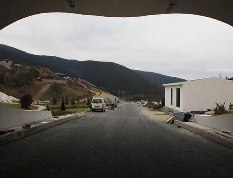 Burada nakliyeci esnafnn 2 saatte at Ilgaz Da, karda kta ok zaman ald dnemler de oldu. Ilgaz Tneli ile birlikte Ilgaz Dan 7-8 dakikalk bir sre ierisinde geeceiz inallah. u anda bitmek zere. Buras sadece Kastamonu iin deil, nebolu Liman'n  Anadolu Blgesi'ne, Trkiye'nin dier blgelerine balayan en byk yolda bulunan bir tneldir. Burada gerek yakt tasarrufu asndan, gerekse aralarmzn ypranmamas asndan ve zaman asndan bizim iin ok byk nem arz etmekte. Sonu olarak bu milli bir servettir. Ekonomi kazanacaktr. Burann inallah yakn zamanda da alacan tahmin ediyorum" dedi.