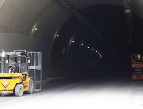 Bu sadece yaktla bitmiyor. Yedek para, balata, lastik ve aracn ypranma asndan da byk bir avantaj salayacana inanyorum. Burann yaplmas ile yaklak olarak Ankara-Kastamonu aras 2 saat, 2 saat 15 dakika, en fazla ise 2 buuk saate decek. Kamyonlar iin ise bu sre 4 saate yakn olacaktr. K aylarnda kamyoncular olarak biz Ilgaz Dan 3 saatte geemiyoruz. Normal zamanlarda ise bu sre 2 saati buluyor" diye konutu.