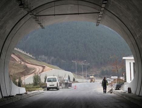 NAKLYECLER TNELN AILIINI DRT GZLE BEKLYOR<p>    Ilgaz Tneli'nde devam eden almalar yerinde grmek iin tnele giden S.S. Kastamonu Motorlu Tayclar Kooperatifi (TAIKO) Bakan Ahmet Sarahmetolu, Kastamonu ve nakliyeciler iin hayal olan bir proje olduunu belirterek, "Nakliyeci esnaf asndan, Kastamonu asndan, blgenin kalknmas asndan, gerekse organize sanayi blgesinin gelimesi asndan bizim iin ok byk nem arz etmektedir.