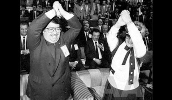 <p><b>TURGUT ZAL SELAMI</b></p>  Eski Babakan Turgut zal'n bann stnde birleen sa ve sol eli, seim alanlarnda grler arasnda ayrm yaplmadn ve birlii temsil ettii vurguland.